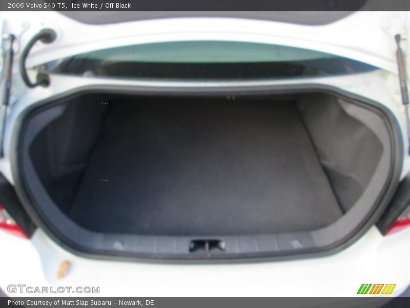 Ice White / Off Black 2006 Volvo S40 T5