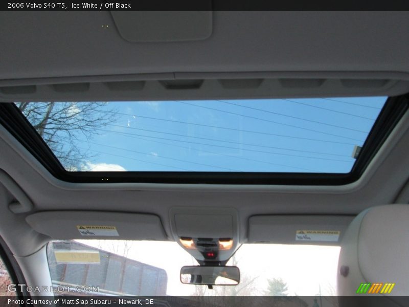 Ice White / Off Black 2006 Volvo S40 T5