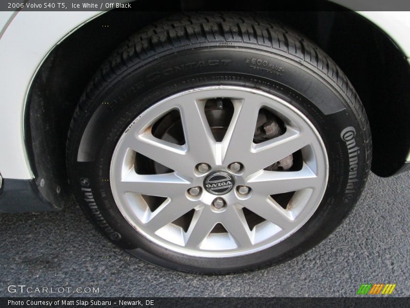 Ice White / Off Black 2006 Volvo S40 T5