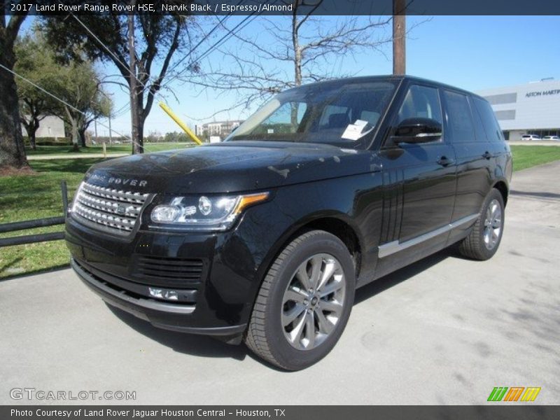 Front 3/4 View of 2017 Range Rover HSE