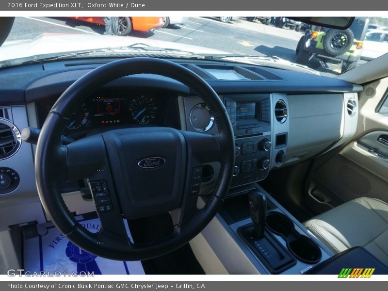 Oxford White / Dune 2016 Ford Expedition XLT