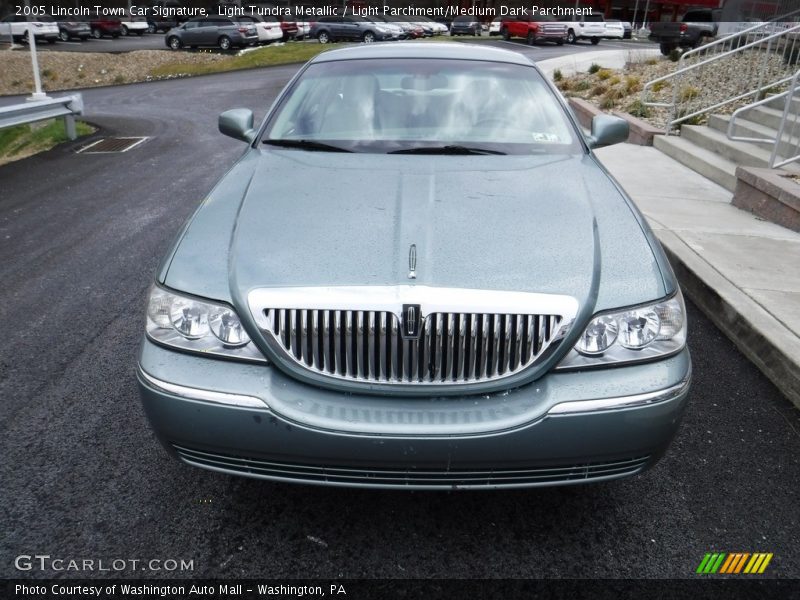 Light Tundra Metallic / Light Parchment/Medium Dark Parchment 2005 Lincoln Town Car Signature