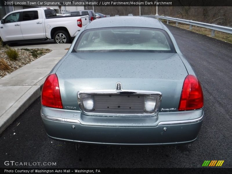 Light Tundra Metallic / Light Parchment/Medium Dark Parchment 2005 Lincoln Town Car Signature
