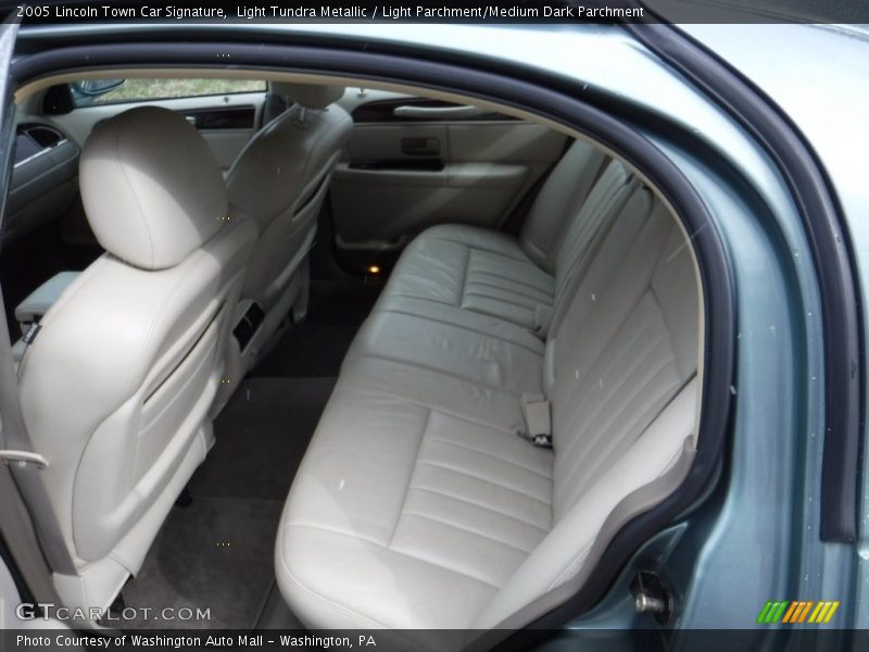 Light Tundra Metallic / Light Parchment/Medium Dark Parchment 2005 Lincoln Town Car Signature