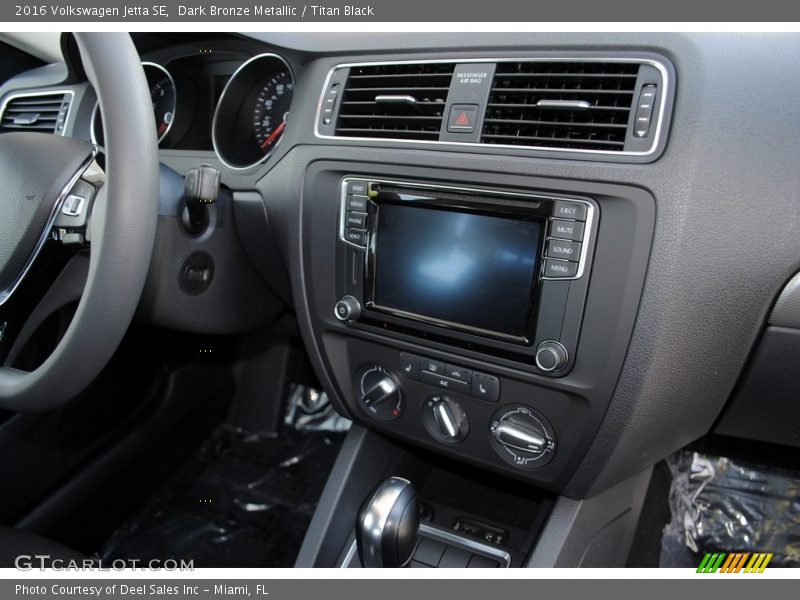 Controls of 2016 Jetta SE