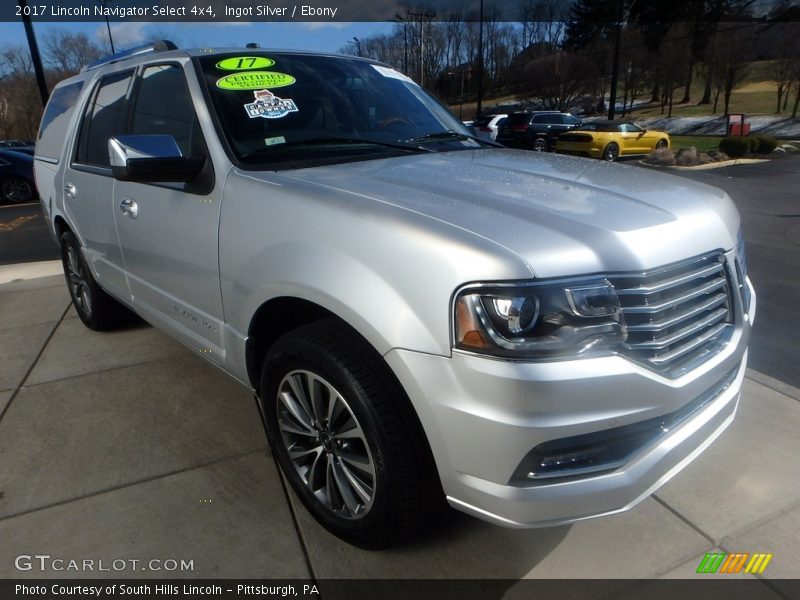 Front 3/4 View of 2017 Navigator Select 4x4