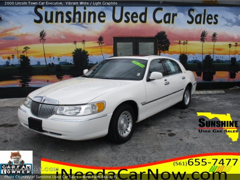 Vibrant White / Light Graphite 2000 Lincoln Town Car Executive
