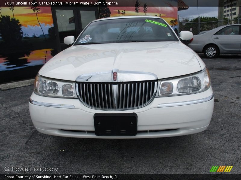 Vibrant White / Light Graphite 2000 Lincoln Town Car Executive