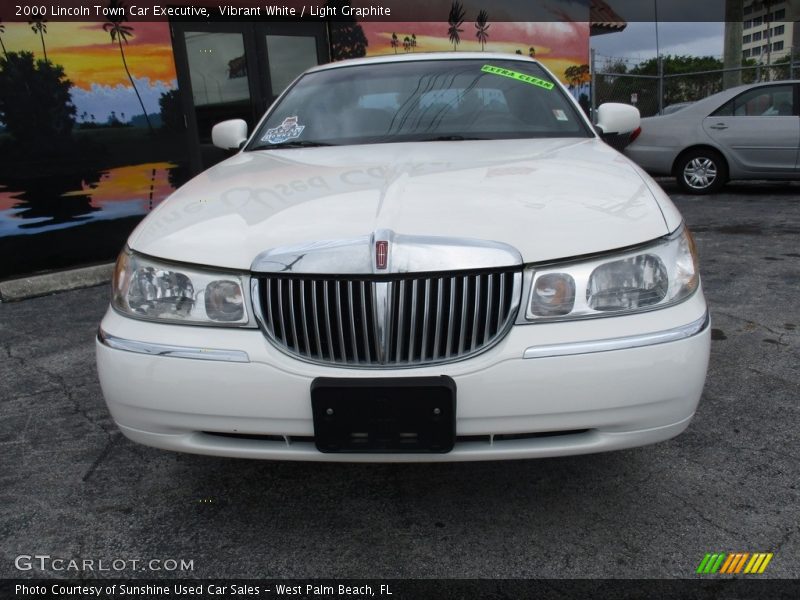 Vibrant White / Light Graphite 2000 Lincoln Town Car Executive