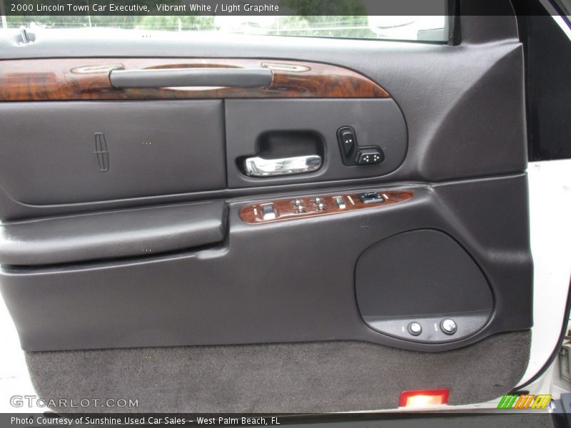 Vibrant White / Light Graphite 2000 Lincoln Town Car Executive