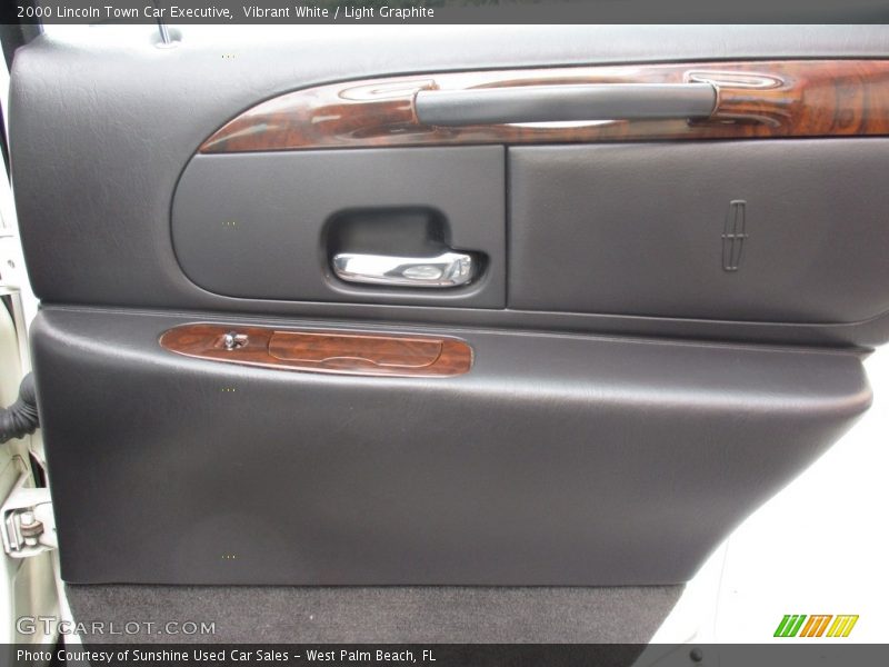 Vibrant White / Light Graphite 2000 Lincoln Town Car Executive