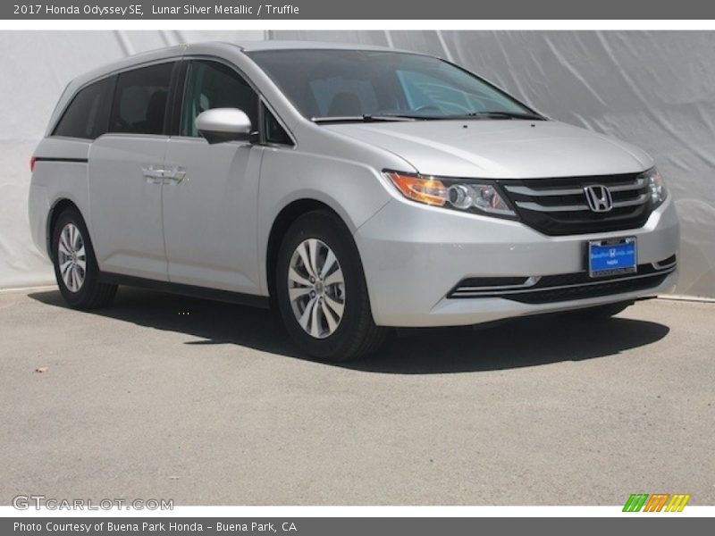 Lunar Silver Metallic / Truffle 2017 Honda Odyssey SE