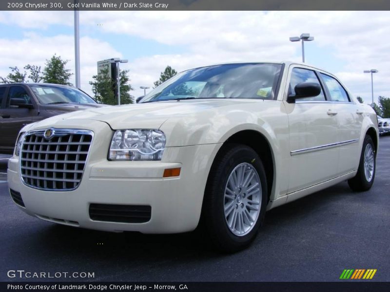 Cool Vanilla White / Dark Slate Gray 2009 Chrysler 300