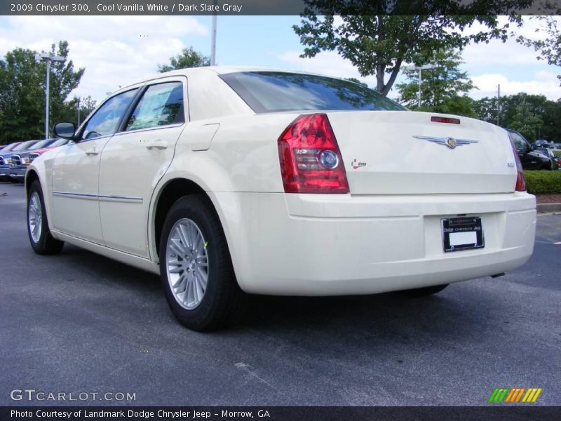 Cool Vanilla White / Dark Slate Gray 2009 Chrysler 300