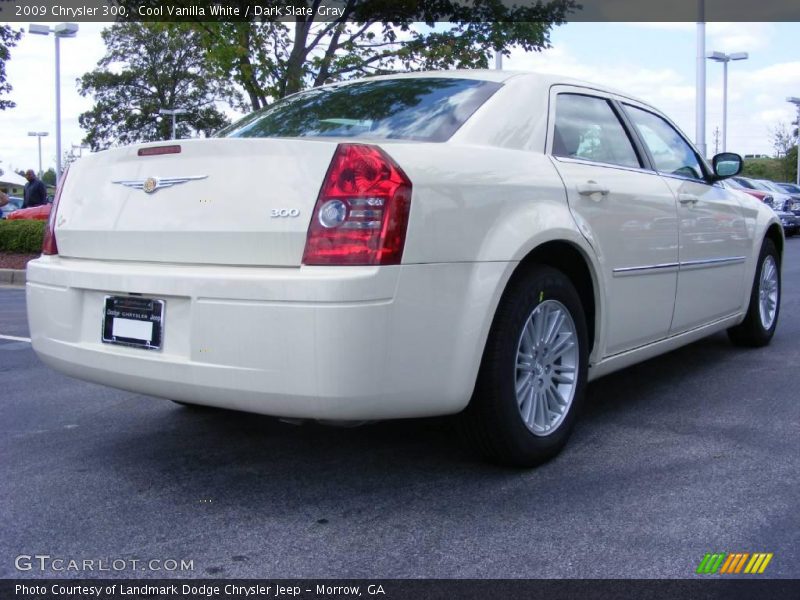 Cool Vanilla White / Dark Slate Gray 2009 Chrysler 300