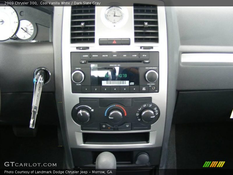 Cool Vanilla White / Dark Slate Gray 2009 Chrysler 300