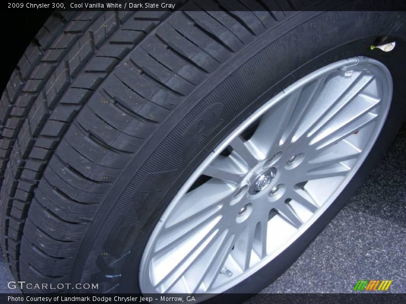 Cool Vanilla White / Dark Slate Gray 2009 Chrysler 300