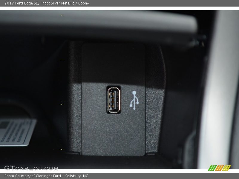 Ingot Silver Metallic / Ebony 2017 Ford Edge SE