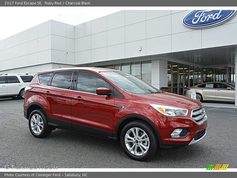 Front 3/4 View of 2017 Escape SE