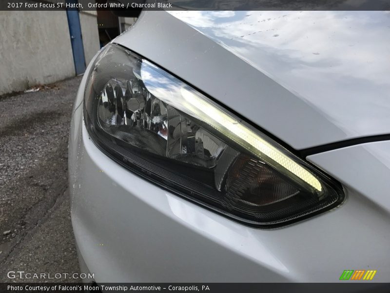 Oxford White / Charcoal Black 2017 Ford Focus ST Hatch