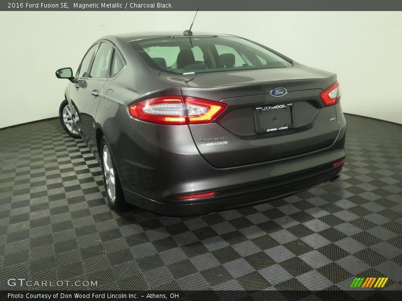 Magnetic Metallic / Charcoal Black 2016 Ford Fusion SE