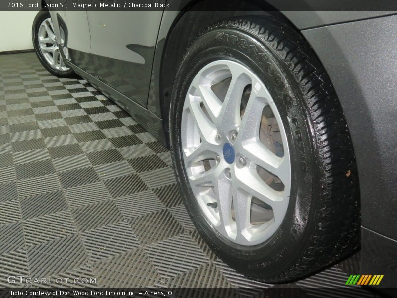 Magnetic Metallic / Charcoal Black 2016 Ford Fusion SE