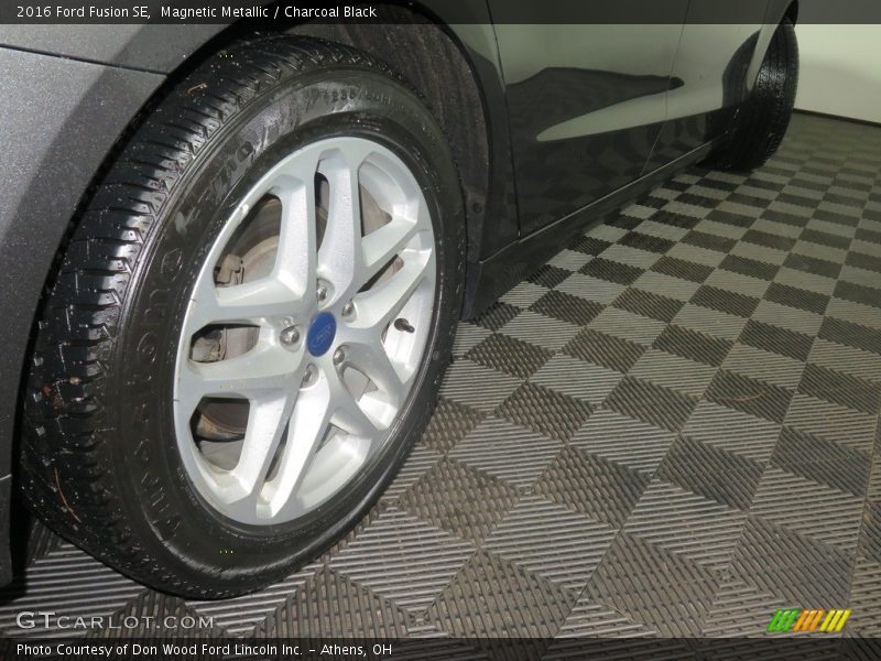 Magnetic Metallic / Charcoal Black 2016 Ford Fusion SE