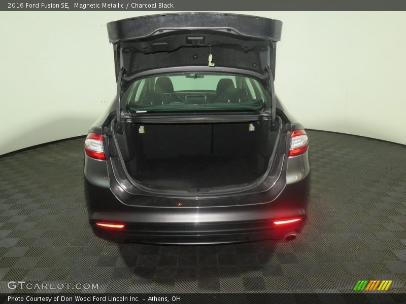 Magnetic Metallic / Charcoal Black 2016 Ford Fusion SE