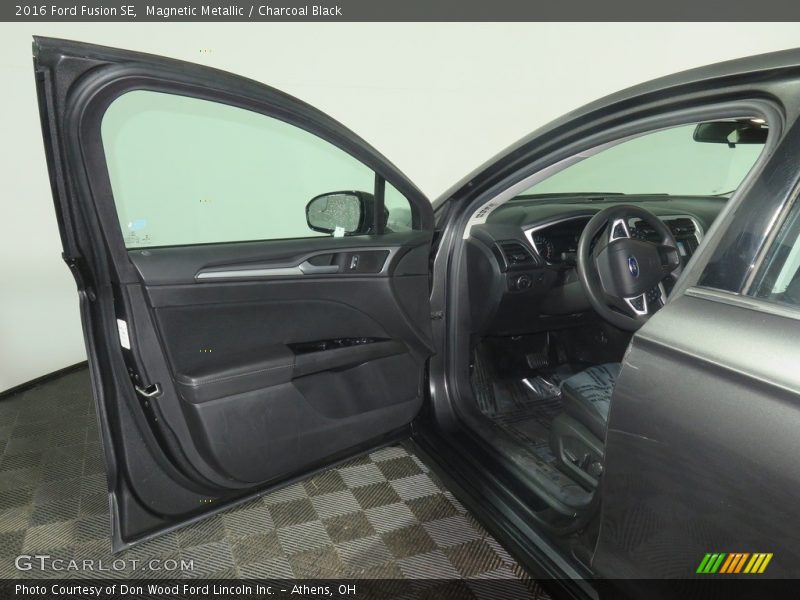 Magnetic Metallic / Charcoal Black 2016 Ford Fusion SE