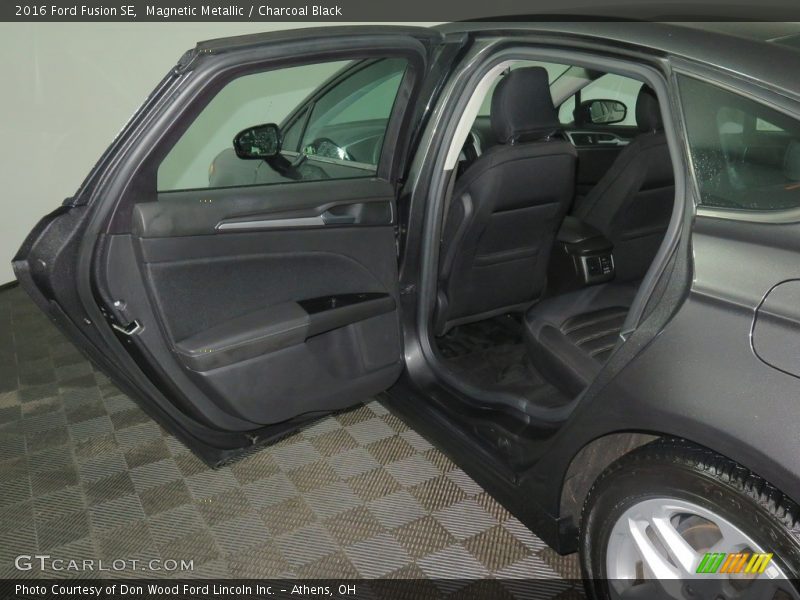 Magnetic Metallic / Charcoal Black 2016 Ford Fusion SE