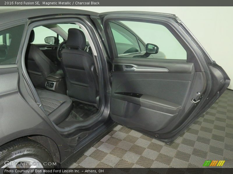 Magnetic Metallic / Charcoal Black 2016 Ford Fusion SE