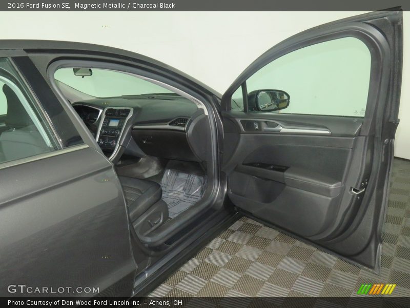 Magnetic Metallic / Charcoal Black 2016 Ford Fusion SE