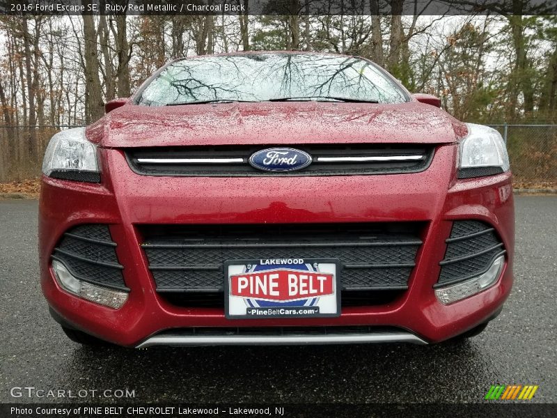 Ruby Red Metallic / Charcoal Black 2016 Ford Escape SE