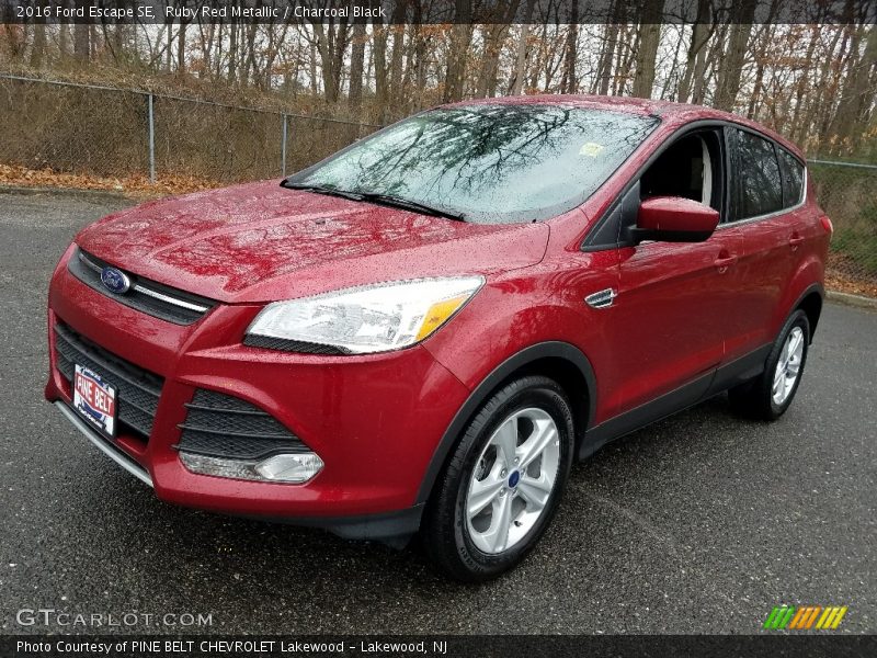 Ruby Red Metallic / Charcoal Black 2016 Ford Escape SE