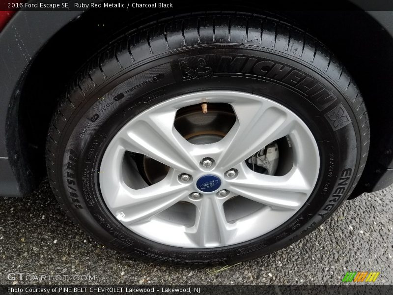 Ruby Red Metallic / Charcoal Black 2016 Ford Escape SE