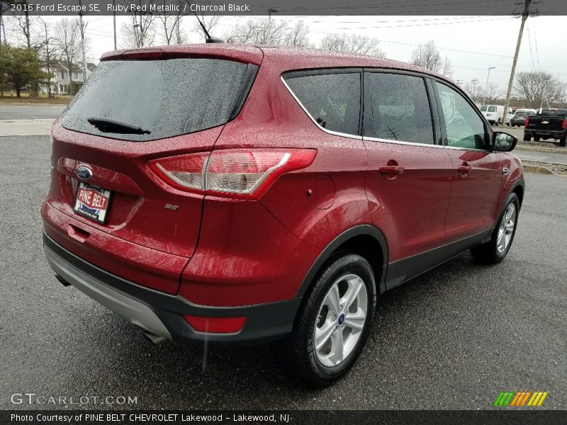 Ruby Red Metallic / Charcoal Black 2016 Ford Escape SE