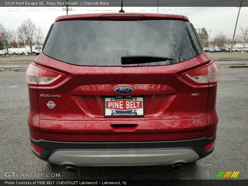 Ruby Red Metallic / Charcoal Black 2016 Ford Escape SE