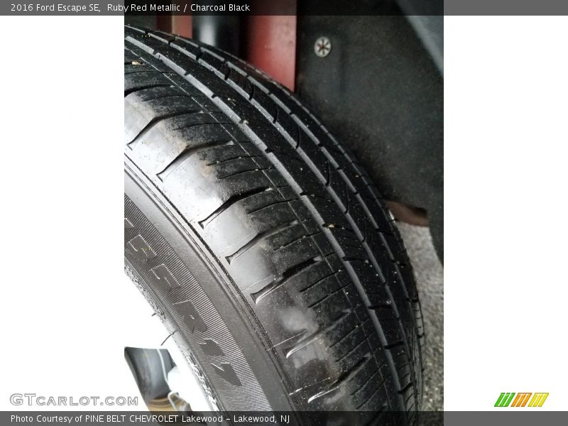Ruby Red Metallic / Charcoal Black 2016 Ford Escape SE