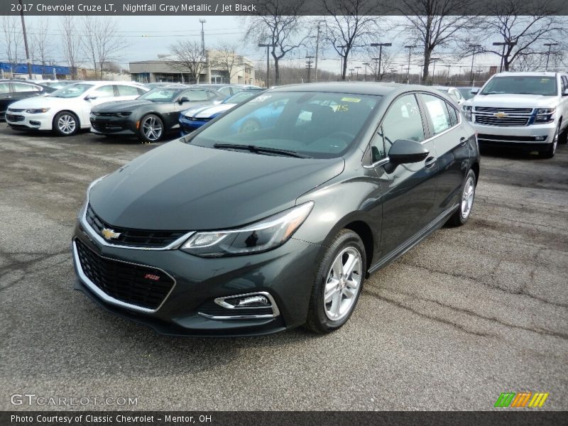 Front 3/4 View of 2017 Cruze LT