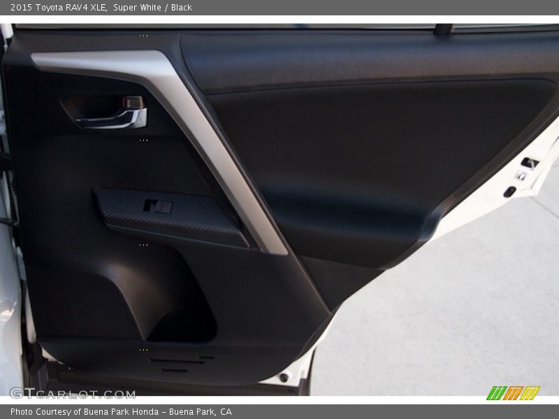 Super White / Black 2015 Toyota RAV4 XLE