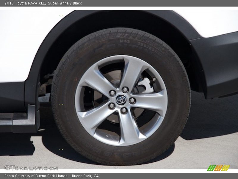Super White / Black 2015 Toyota RAV4 XLE