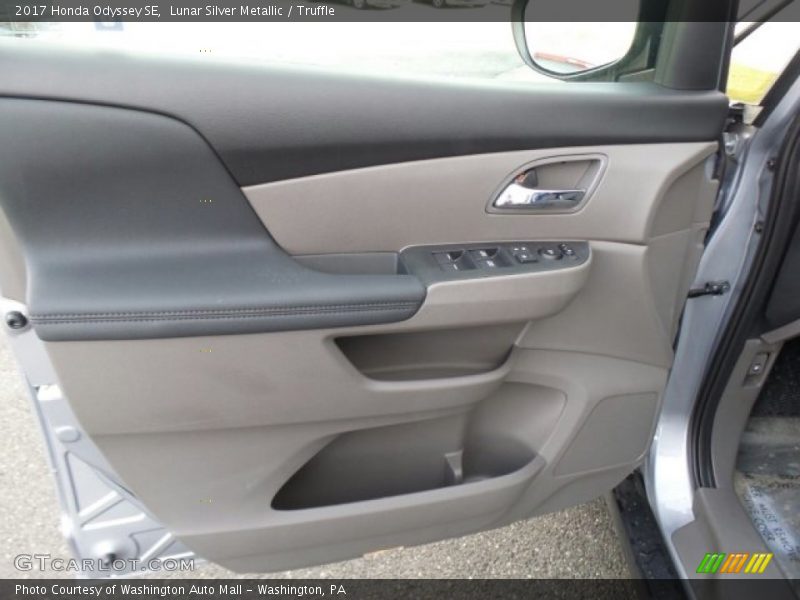 Lunar Silver Metallic / Truffle 2017 Honda Odyssey SE