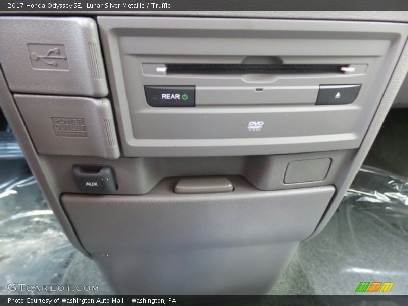 Lunar Silver Metallic / Truffle 2017 Honda Odyssey SE