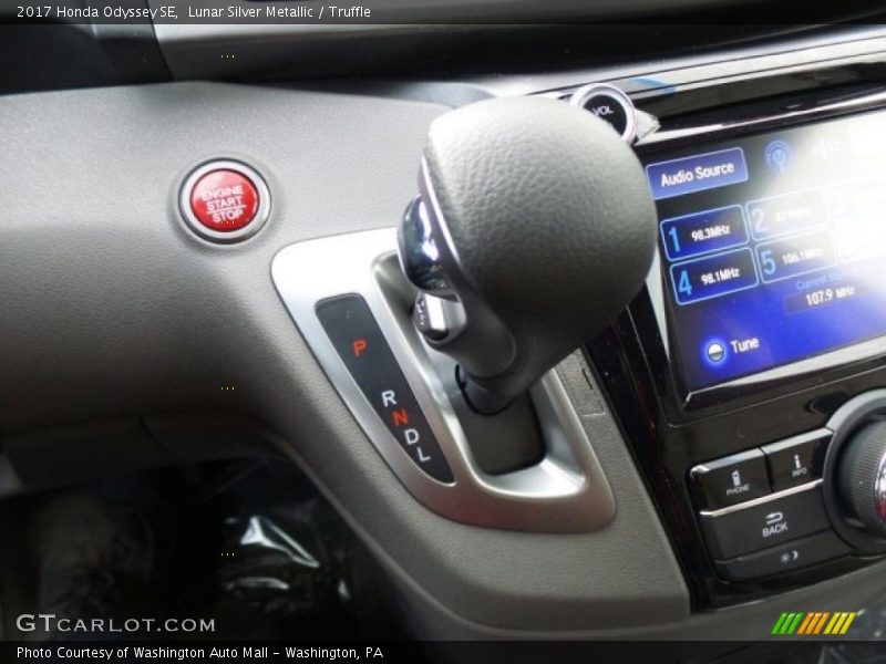 Lunar Silver Metallic / Truffle 2017 Honda Odyssey SE
