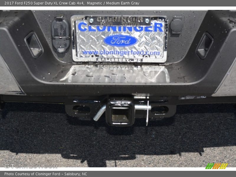Magnetic / Medium Earth Gray 2017 Ford F250 Super Duty XL Crew Cab 4x4