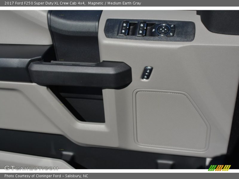 Magnetic / Medium Earth Gray 2017 Ford F250 Super Duty XL Crew Cab 4x4