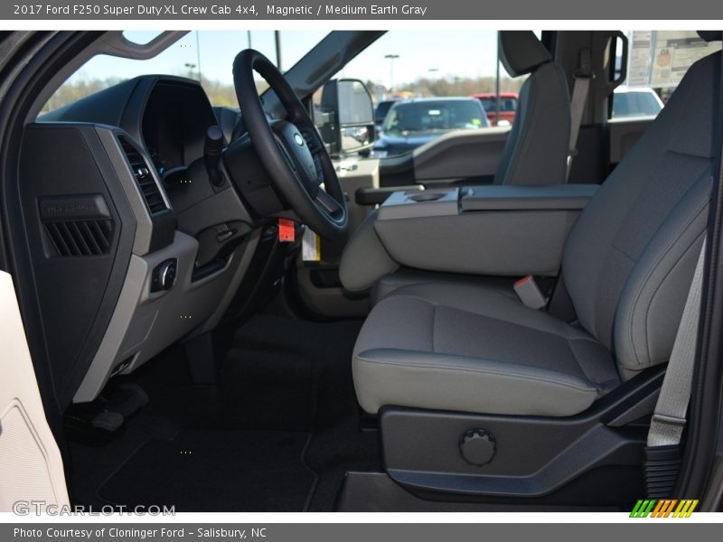 Magnetic / Medium Earth Gray 2017 Ford F250 Super Duty XL Crew Cab 4x4