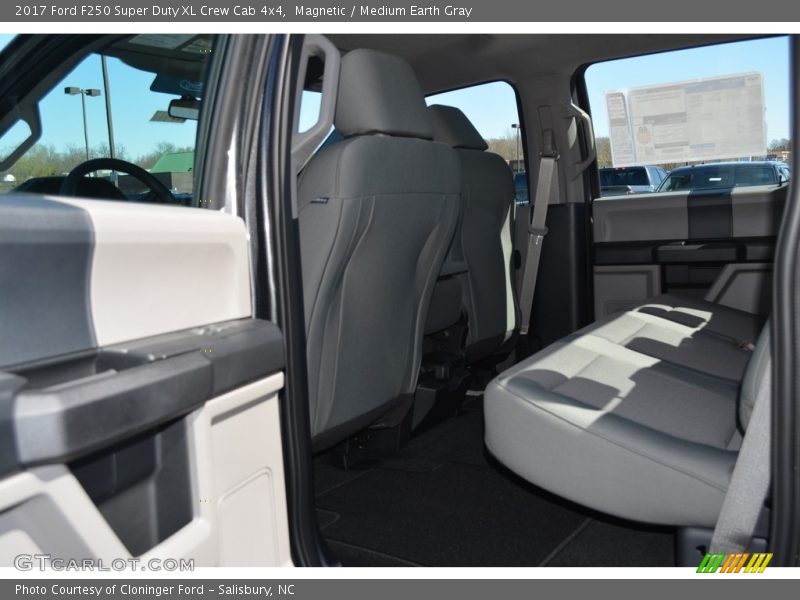 Magnetic / Medium Earth Gray 2017 Ford F250 Super Duty XL Crew Cab 4x4