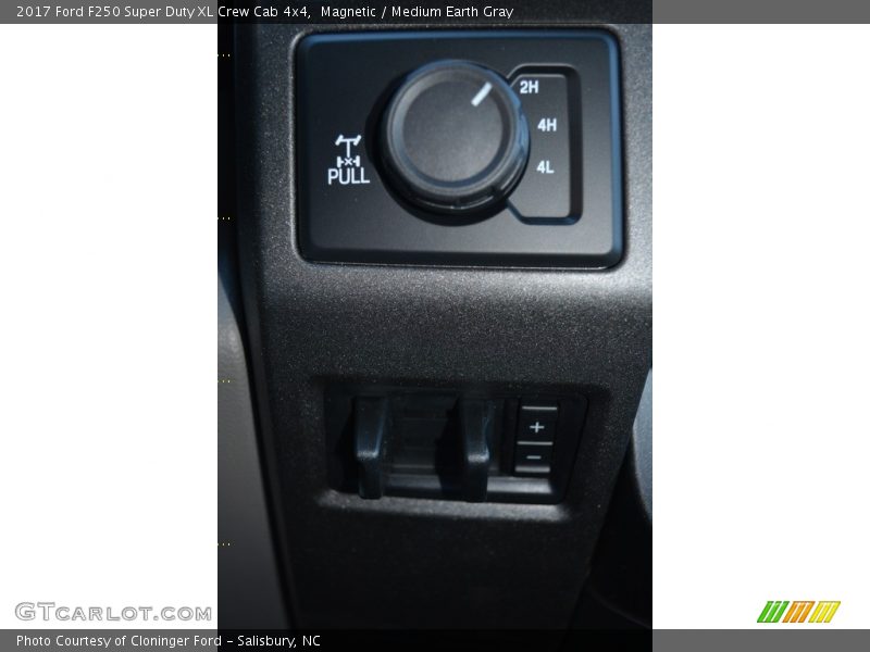 Magnetic / Medium Earth Gray 2017 Ford F250 Super Duty XL Crew Cab 4x4