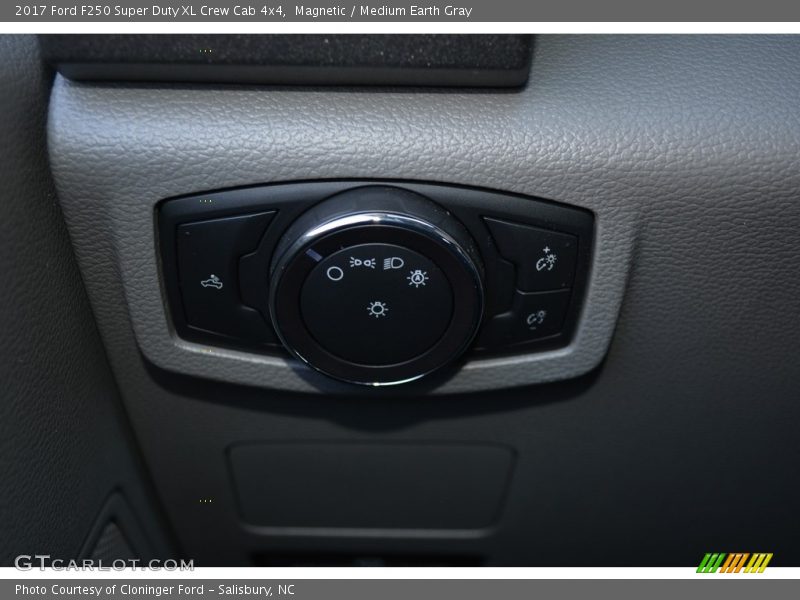 Magnetic / Medium Earth Gray 2017 Ford F250 Super Duty XL Crew Cab 4x4